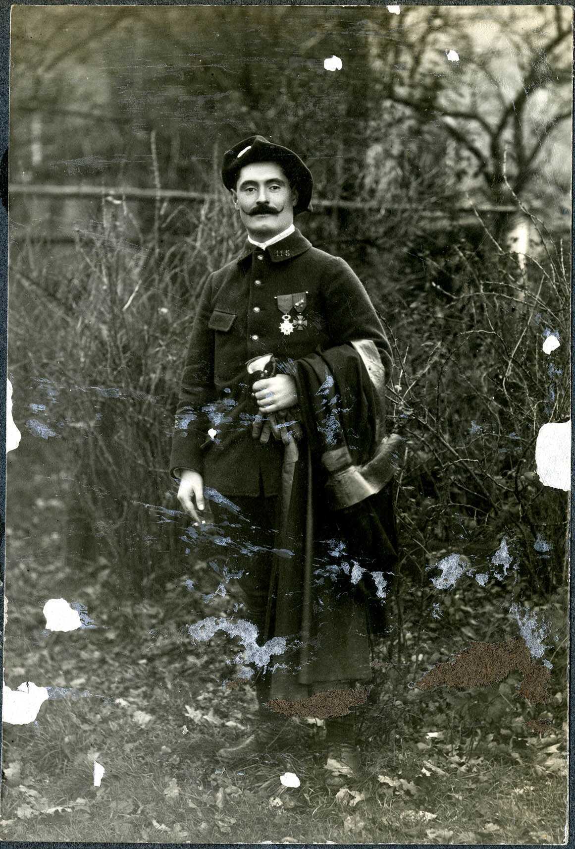 Front d'Alsace, dans les Vosges, soldat du 115 e Bataillon de chasseurs alpin arborant sa croix de la Légion d'honneur et sa croix de guerre avec palme et étoile.