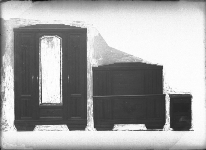 Armoire à glace trois portes, tête de lit et chevet : négatif souple 12,6x17,6 cm.
