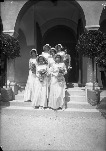 A la suite des mariés, six demoiselles d'honneur.