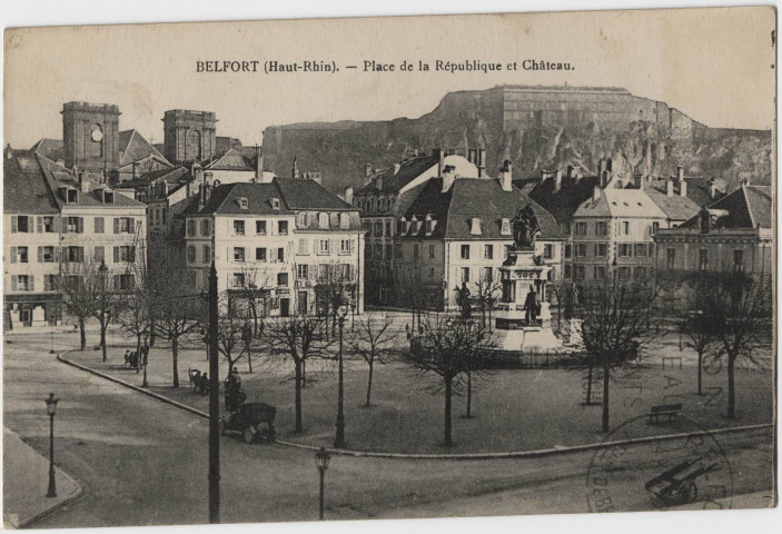 Belfort (Haut-Rhin), place de la République et château.