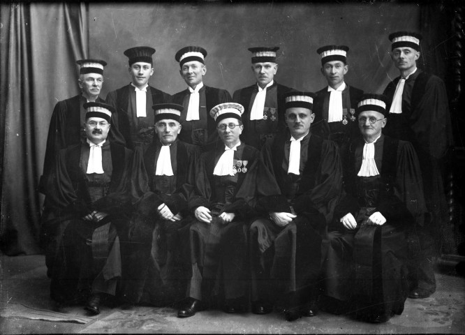 Un groupe d'avocats ou de juges : plaque de verre 13x18 cm.