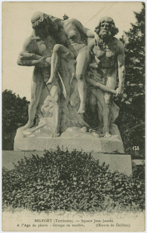 Belfort (Territoire), square Jean-Jaurès, à l’Âge de pierre, groupe en marbre (œuvre de Daillon).