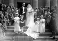 Sur le perron de l'église un couple de mariés précédé de quatre autres enfants d'honneur : négatif souple 12,6x17,6 cm.