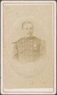 Officier du 42e régiment d'infanterie de ligne, épaulettes à franges souples et contre-épaulette droite, décoré d'une distinction.