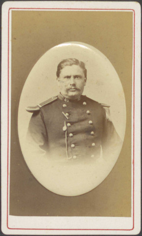 Officier du 42e régiment d'infanterie de ligne, épaulette à franges souples et contre épaulette droite.