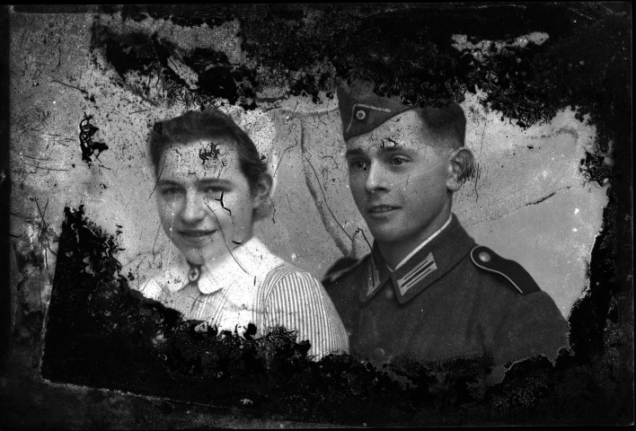 Double cliché d'un couple formé d'un soldat et d'une infirmière allemande : plaque de verre 13x18 cm.