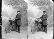 Dans le décor sur toile, un homme en uniforme pose avec sa motocyclette : plaque de verre 13x18 cm.