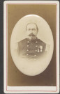 Officier du 42e régiment d'infanterie de ligne, épaulettes à franges souples, décoré de la Médaille militaire (République) et d'une autre distinction.