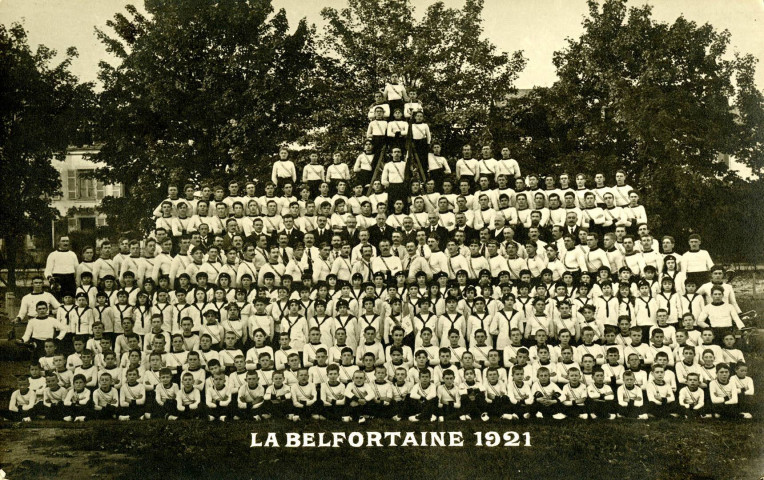 [Belfort, rue Victor Hugo], La Belfortaine 1921. Les gymnastes.