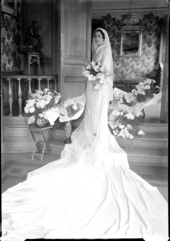 La mariée dans le salon : négatif souple 12,6x17,6 cm, [s.l.].