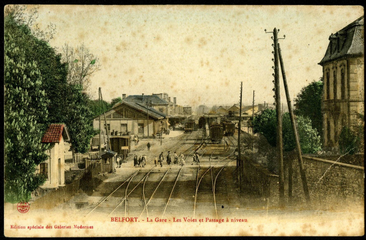 Belfort, la gare, les voies et passage à niveau.