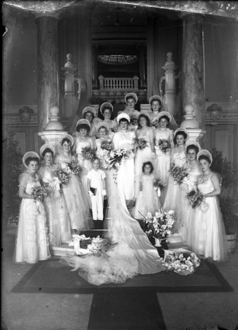 Belfort, Grand Hôtel du Tonneau d'Or, rue du Général Reiset. Couple non identifié sur le grand escalier de l'entrée, une mariée pose au milieu du cortège de quinze demoiselles d'honneur : plaque de verre 13x18 cm.
