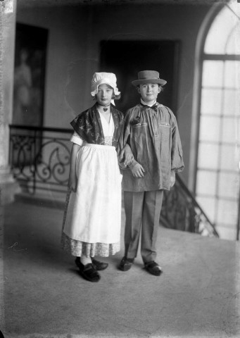 Couple de jeunes enfants en costumes folkloriques.
