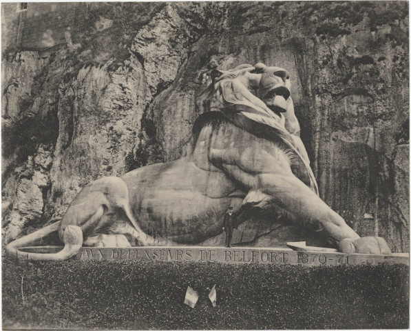 Belfort, le Lion, œuvre de Bartholdi, offert à Belfort par souscription nationale en admiration de son héroïque défense. Edifiés de 1875 à 1880, il mesure 22 mètres de longueur et 11 mètres de hauteur.