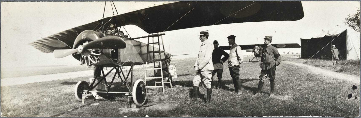 Un groupe de militaire auprès d'un avion de chasse français monoplan, Maurane-Saulnier de type L « Parasol » [MS 149].