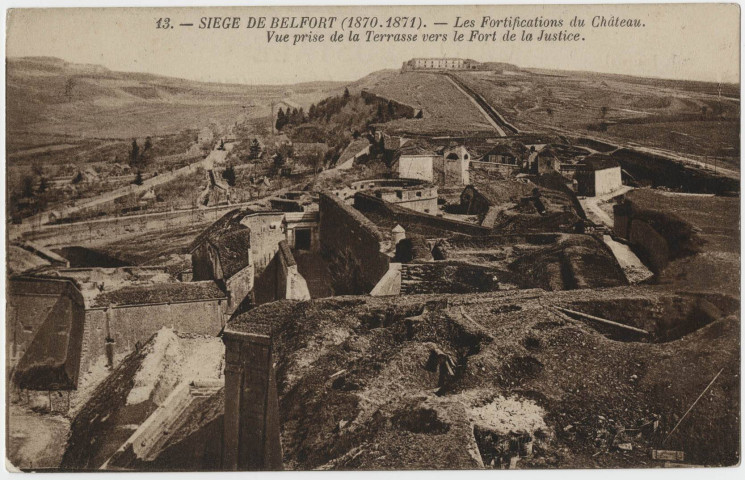 Siège de Belfort (1870-71), les fortifications du château, vue prise de la terrasse vers le Fort de la Justice.