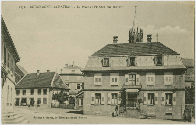 Rougemont-le-Château, la place et l'hôtel du Raisin.