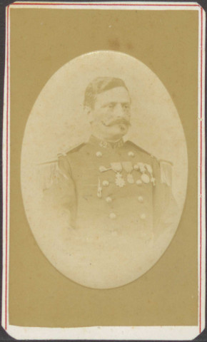 Officier du 42e régiment d'infanterie de ligne, épaulettes à franges souples, décoré de l'Ordre de la Légion d'Honneur (grade : chevalier ; Empire), de la Médaille militaire (Empire), et de 2 autres distinctions.