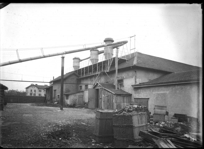 Bâtiments de l'usine installés à la campagne.