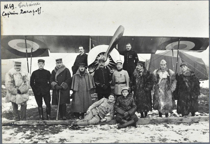 Un groupe de pilotes et d'observateurs auprès de l'avion de chasse français biplan, Nieuport X, à l'hiver 1915-1916.