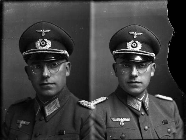 Double cliché d'un officier d'état-major, avec lunettes rondes cerclées de fer : plaque de verre 13x18 cm.