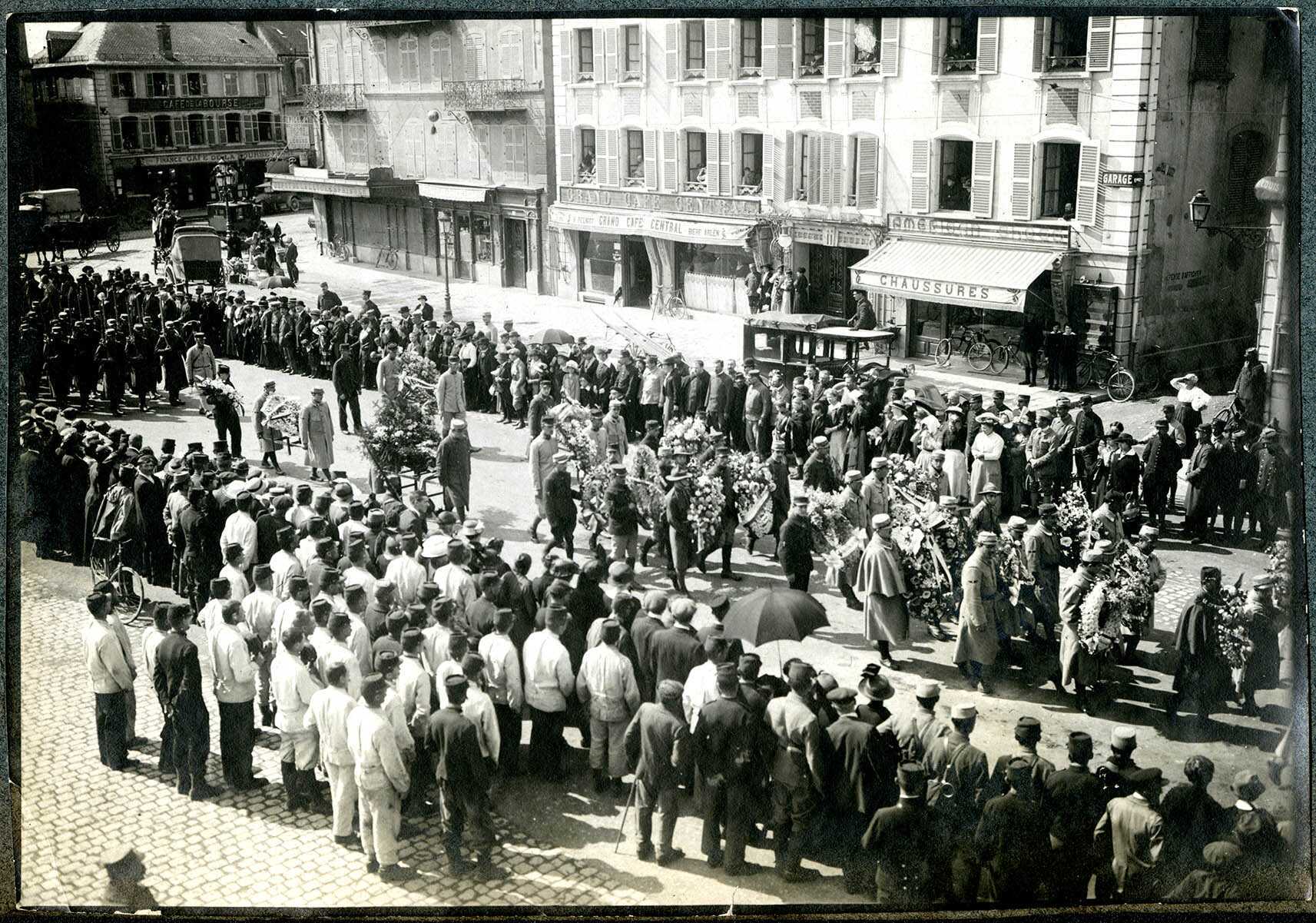 Belfort, place Corbis, les obsèques du sous-lieutenant Adolphe Pégoud, pilote, le 3 septembre 1915.