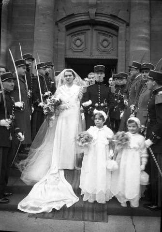 Couple de mariés sortant de l'église escorté par une haie d'honneur de militaires en uniforme, au garde-à-vous : négatif souple 12,6x17,6 cm.
