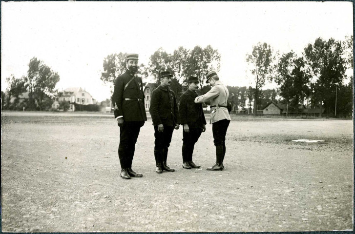 Belfort, Parc aéronautique militaire n°9, Champ-de-Mars (Parc-à-Ballons), hangars à dirigeables, cérémonie de remise de décorations.