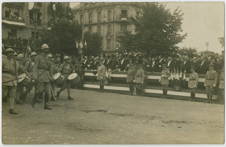 Belfort, grandes fêtes des 2,3,4 juillet 1920, cérémonie de la remise de la Croix de guerre à la ville de Belfort, défilé de la troupe devant la tribune officielle, passage de la musique du 35e et 42e Régiments d'Infanteries.