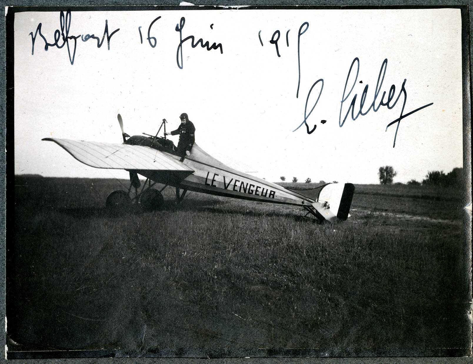 Fontaine, terrain aéronautique militaire, un avion de chasse français.