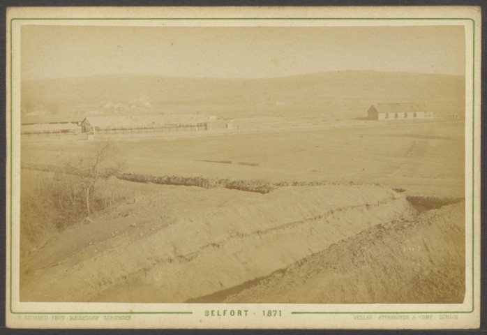 Belfort, vue générale depuis les glacis du château, les collines des Perches, la caserne de Rethenans, v. 1871.