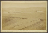 Belfort, vue générale depuis les glacis du château, les collines des Perches, la caserne de Rethenans, v. 1871.