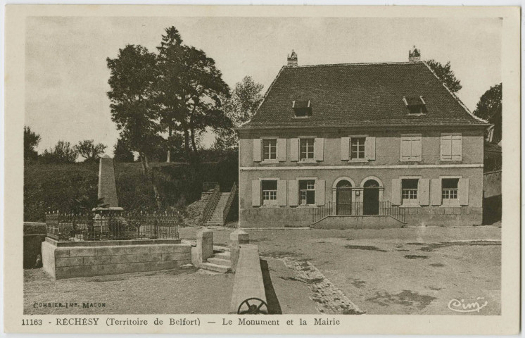 Réchésy (Territoire de Belfort), le monument et la mairie.