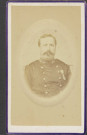 Officier du 42e régiment d'infanterie de ligne, épaulette à franges souples et contre-épaulette gauche, décoré de l'Ordre de la Légion d'Honneur (grade : chevalier ; Empire).