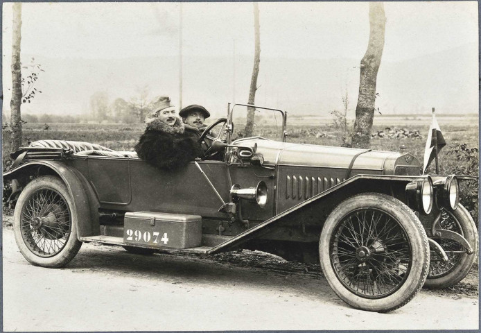 Fontaine, aérodrome militaire, deux militaires au volant d'une automobile Hispano-Suiza.