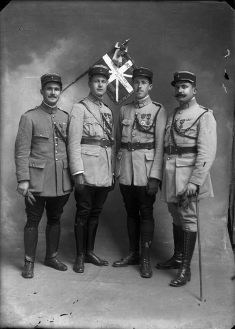 Belfort, 15 boulevard Carnot, studio Drouin, portrait de quatre officiers de la guerre de 1914-1918 : plaque de verre 13x18 cm.