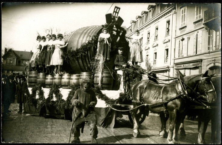 Belfort, Avenue Wilson, grandes fêtes patriotiques des 15, 16, 17 août 1919, [le char des Brasseries Réunies de Colmar ?].
