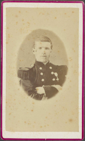 Officier d'infanterie de ligne, épaulettes à franges souples, décoré d'une distinction.