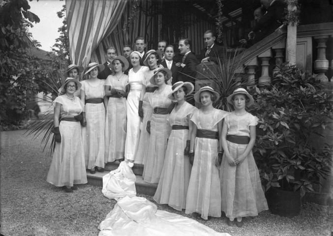 Un somptueux cortège de garçons et de demoiselles d'honneur posent avec la mariée : plaque de verre 13x18 cm.