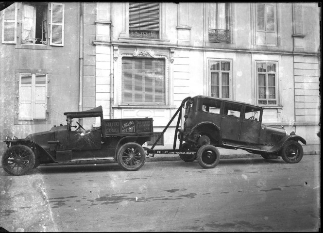 Deux véhicules sont stationnés rue Denfert Rochereau.