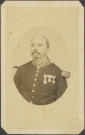 Officier d'infanterie, épaulette à franges en graines d'épinard et contre-épaulette droite, décoré de l'Ordre de la Légion d'Honneur (grade : chevalier ; Empire) et de 3 autres distinctions.