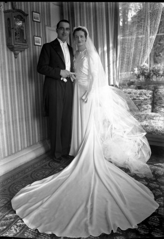 Couple de mariés souriant, posant debout dans un salon (même cliché que 51 Fi 520) : négatif souple 12,6x17,6 cm.