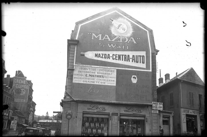 Différentes publicités peintes : ampoules de voiture Mazda, droguerie Mathieu et le shampooing Marcel sur la façade du magasin Léon rue Michelet : plaque de verre 10x15 cm.