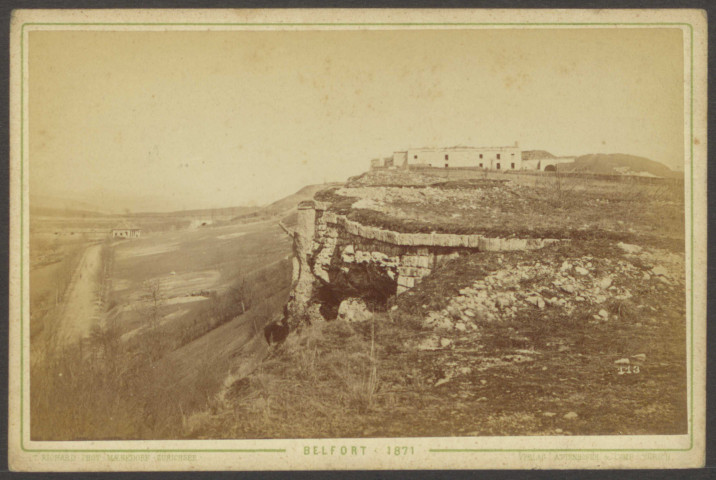 Belfort, vue générale depuis le chemin de la justice, la caserne du fort de La Justice (sans toiture), le Corps de garde et la Porte du Vallon, v. 1871.
