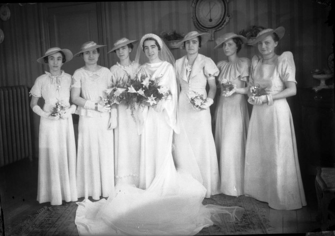 Une mariée entourée de jeunes femmes vêtues de robes longues avec capelines assorties : négatif souple 12,6x17,6 cm.