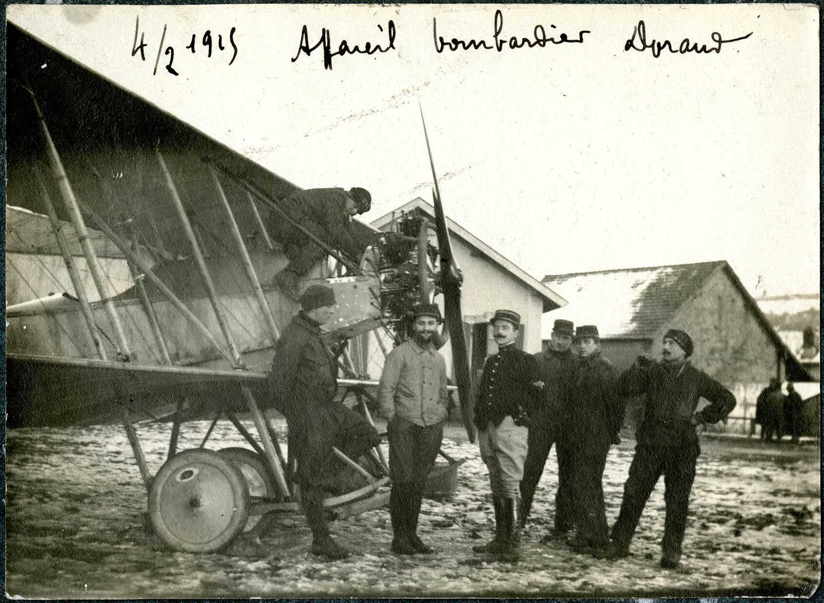 Belfort, Centre aéronautique militaire, Champ-de-Mars (Parc-à-Ballons), un groupe de militaires devant un avion de reconnaissance français, le 4 février 1915.