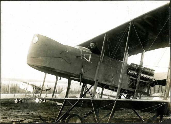 Belfort, Parc aéronautique militaire n°9, Champ-de-Mars (Parc-à-Ballons), hangars aux aéroplanes, avion de reconnaissance et bombardier français.