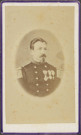 Officier d'infanterie de ligne, épaulettes à franges souples, décoré de l'Ordre de la Légion d'Honneur (grade : chevalier ; Empire) et de 2 autres distinctions.