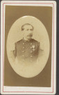 Officier du 42e régiment d'infanterie de ligne, épaulettes à franges souples, décoré d'une distinction.