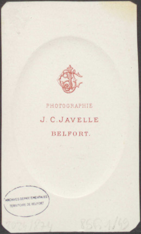 Officier du 42e régiment d'infanterie de ligne, épaulettes à franges souples, décoré de l'Ordre de la Légion d'Honneur (grade : chevalier ; Empire), de la Médaille militaire (Empire), et de 2 autres distinctions.